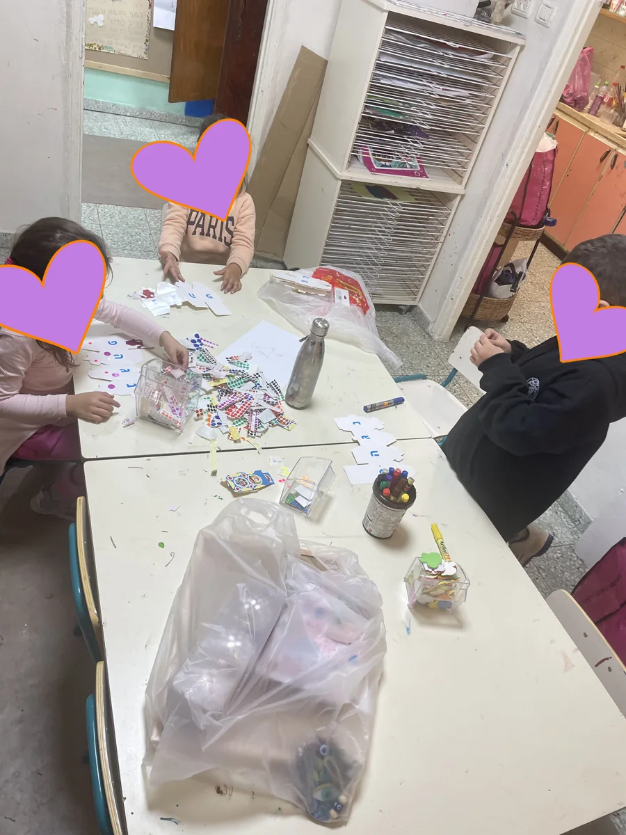 ילדים יוצרים יחד סביב שולחן
