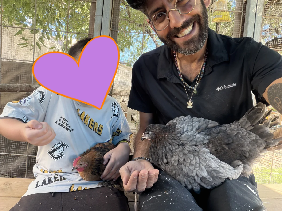 אריה וילד מחזיקים תרנגולות יחד