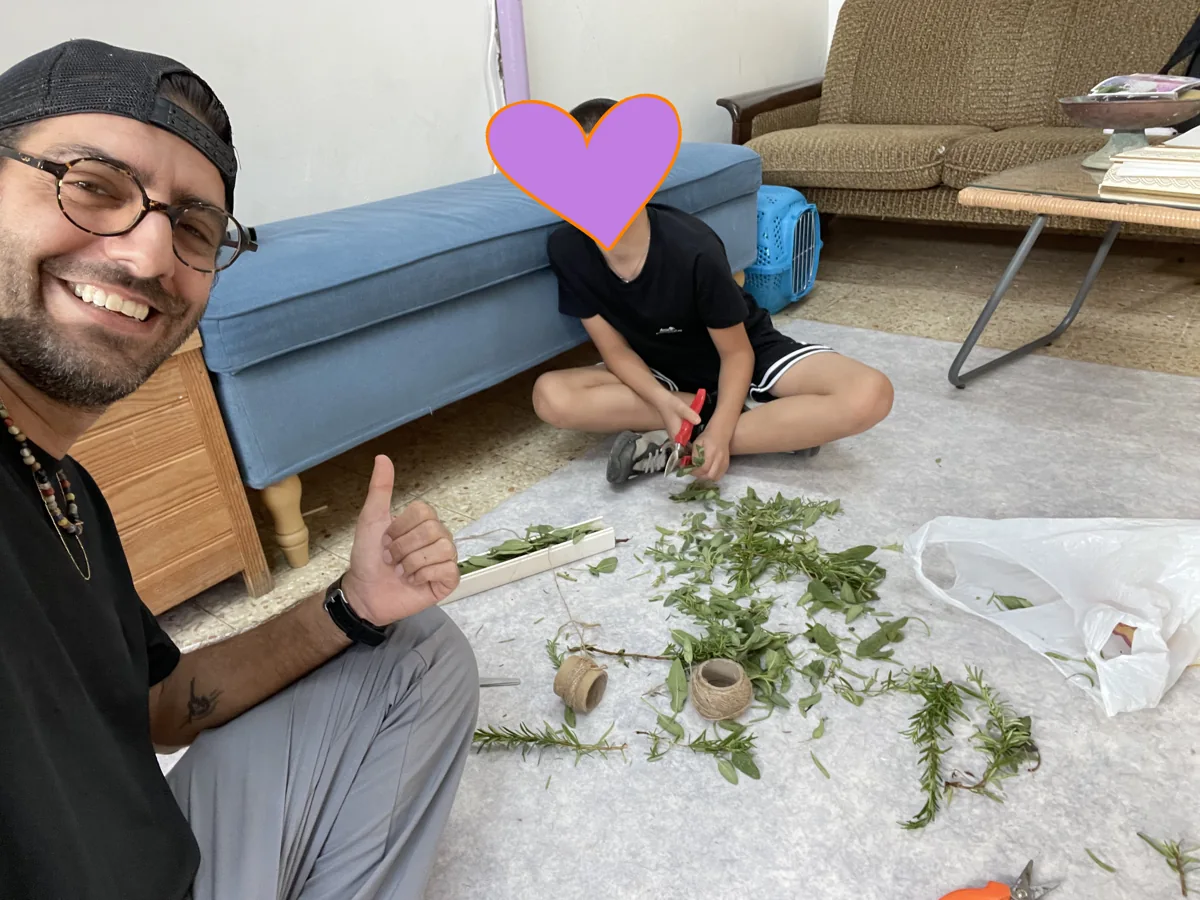 אריה וילד יוצרים עם ענפים וחומרים מהטבע